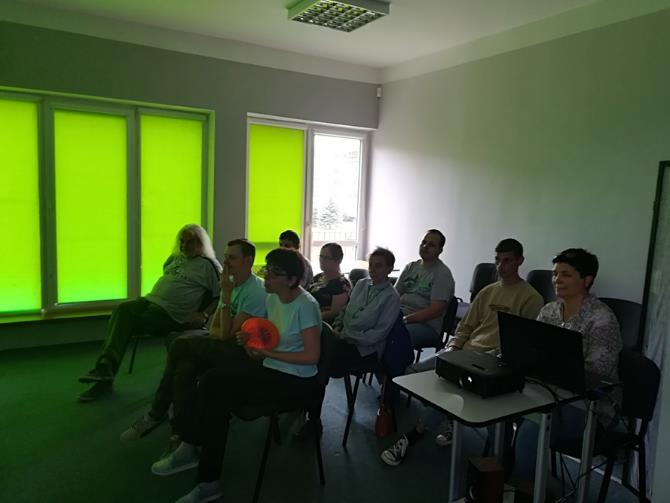 potrzeb informacyjnych i edukacyjnych poprzez umożliwianie