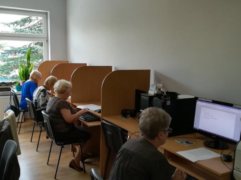 - Bezpłatny dostęp do Internetu - Kurs komputerowy Aktywni w sieci. Raz w tygodniu pracujemy w pięciu pięcioosobowych grupach.
