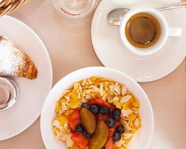W The Granary - La Suite Hotel stworzyliśmy idealną przestrzeń do nawiązywania relacji biznesowych podczas eleganckich śniadań.