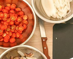 LIVE COOKING GOTOWANIE Z ZESPOŁEM RESTAURACJI MENNICZA FUSION Trudno o lepszy sposób na