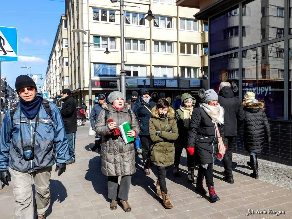 Wykaz przykładowych obiektów i tras pieszych do otrzymania odznaki Miłośnika Gdyni. 1. Rezerwaty przyrody a. Kępa Redłowska, b. Kacze Łęgi, c. Cisowa. 2. Pomniki przyrody, m. in. a. dąb szypułkowy w Kolibkach, b.