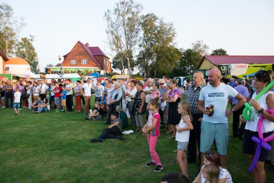 PODZIĘKOWANIA Starostom dożynek Państwu Janinie i Jerzemu Boyke, występującym zespołom i solistom, za swojski chleb ze smalcem Państwu Gabrieli i Edmundowi Witt, za pomoc i życzliwość: Państwu