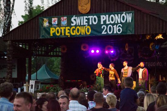 Dopiero w 2002 roku pojawiły się pierwsze, nieśmiałe wzmianki o Łowcach. B, kiedy to anonimowy kronikarz miał napisać: "(...) pełni skruchy i władzy przyszli Łowcy.B...i poszli.