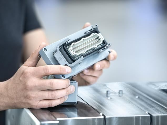 com Offline-shop Sklep offline installeren Zainstaluj i & rozpocznij beginnenpracę Telefoon Telefon +43 5574 6706-0 E-mail sales@meusburger.com 2019/1 Meusburger Georg GmbH & Co KG.