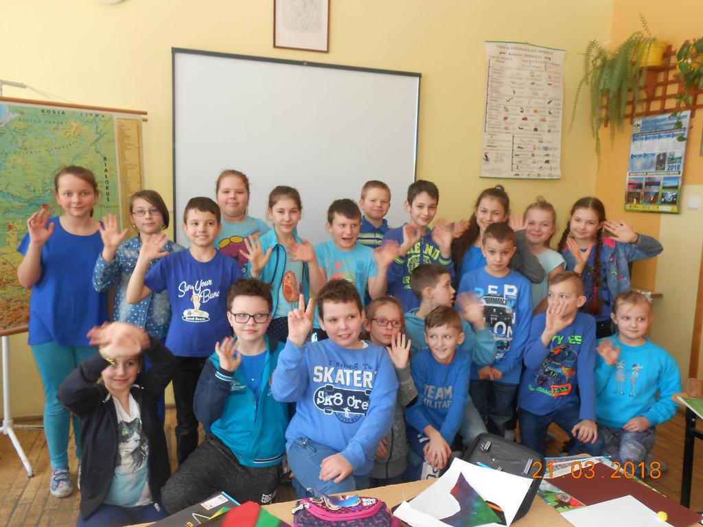 Tego dnia każda klasa założyła element ubioru w kolorze, który został wylosowany przez nich tydzień wcześniej. W szkole panowały więc różnokolorowe, wiosenne stroje.