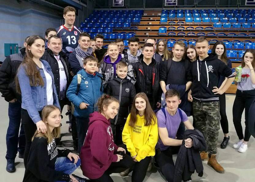 We wtorkowe popołudnie, 20 marca 2018 roku, starsza grupa uczniów naszej szkoły wyjechała do Rzeszowa, by w hali Podpromie dopingować drużynę Asseco Resovii Rzeszów.