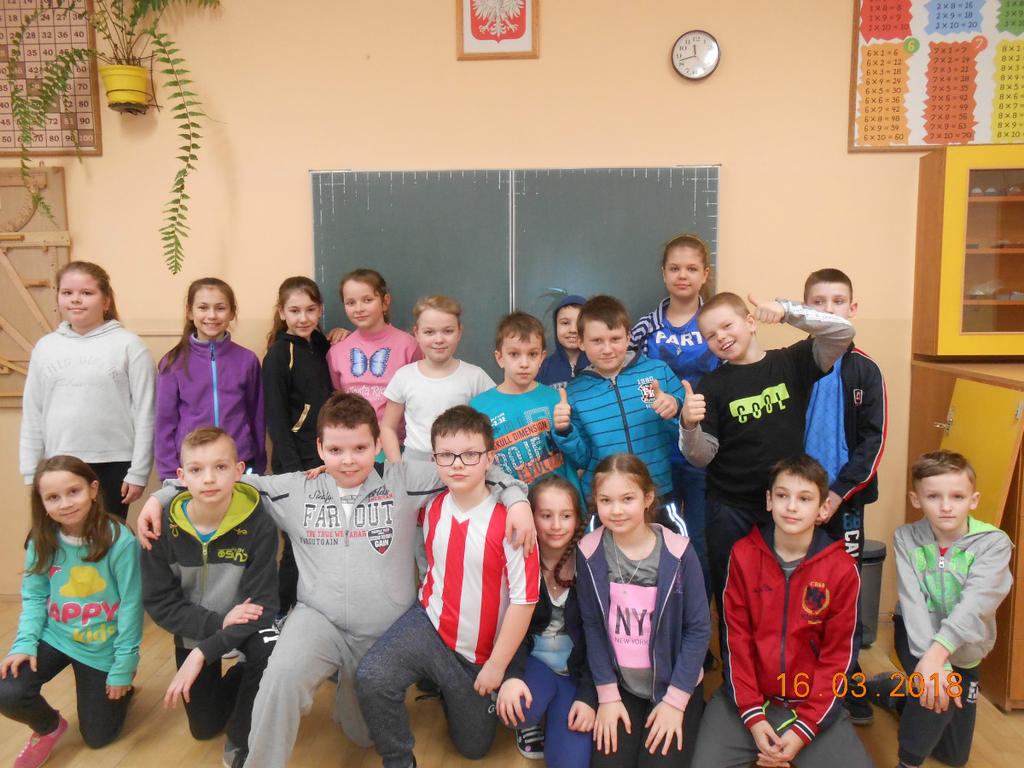 DZIEŃ DRESÓW Dnia 16 marca 2018 roku odbył się kolejny nietypowy dzień w naszej szkole. W ubiorze uczniów królowały tym razem dresy (spodnie, legginsy, bluzy).