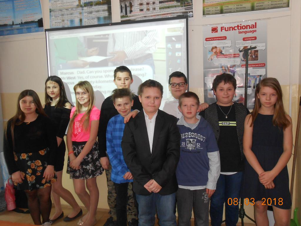 Na zakończenie Pan Dyrektor Jacek Rożek wraz z przedstawicielem samorządu uczniowskiego, Marcinem Markiem złożyli wszystkim kobietom tym młodszym i trochę starszym życzenia oraz wręczyli słodkie