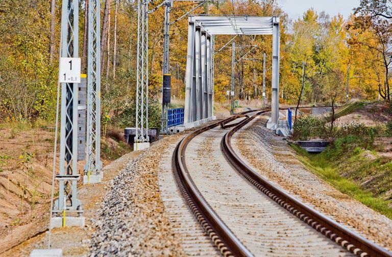 TRANSPORT I KOMUNIKACJA Linia kolejowa Zbąszynek Czerwińsk 180 km nowych i wyremontowanych dróg w regionie 163 km