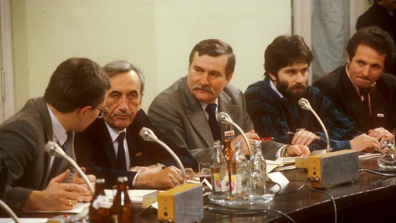 STRONA OPOZYCYJNA Lech Wałęsa przewodził zespołem solidarnościowym,