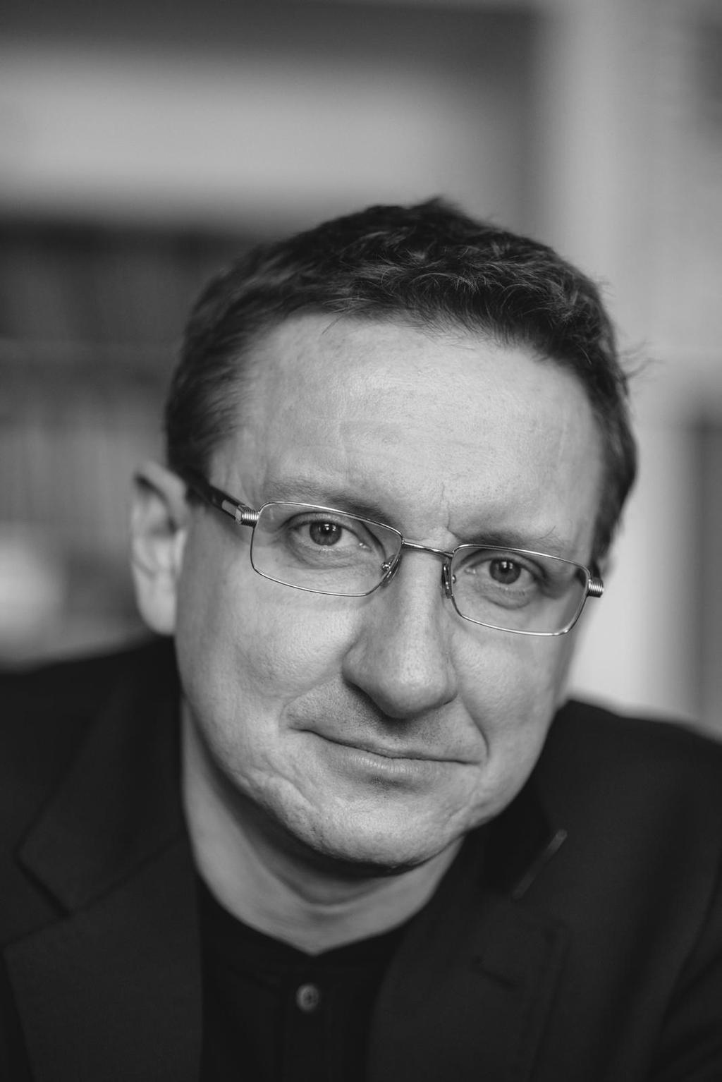 Radosław Romaniuk eseista, krytyk literacki, edytor. W 2000 r. ukończył Wydział Polonistyki Uniwersytetu Warszawskiego, a w 2005 r.