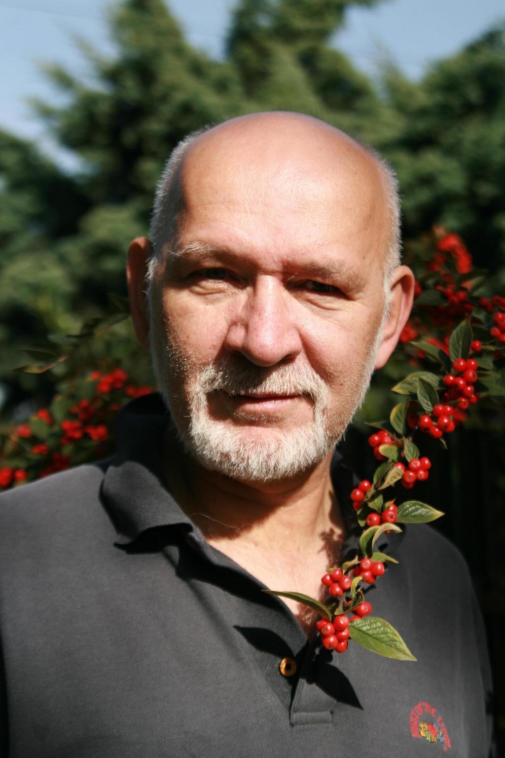 Marian Sworzeń urodzony w 1954 r. w Katowicach. Od początku lat 80. mieszka w Mikołowie.