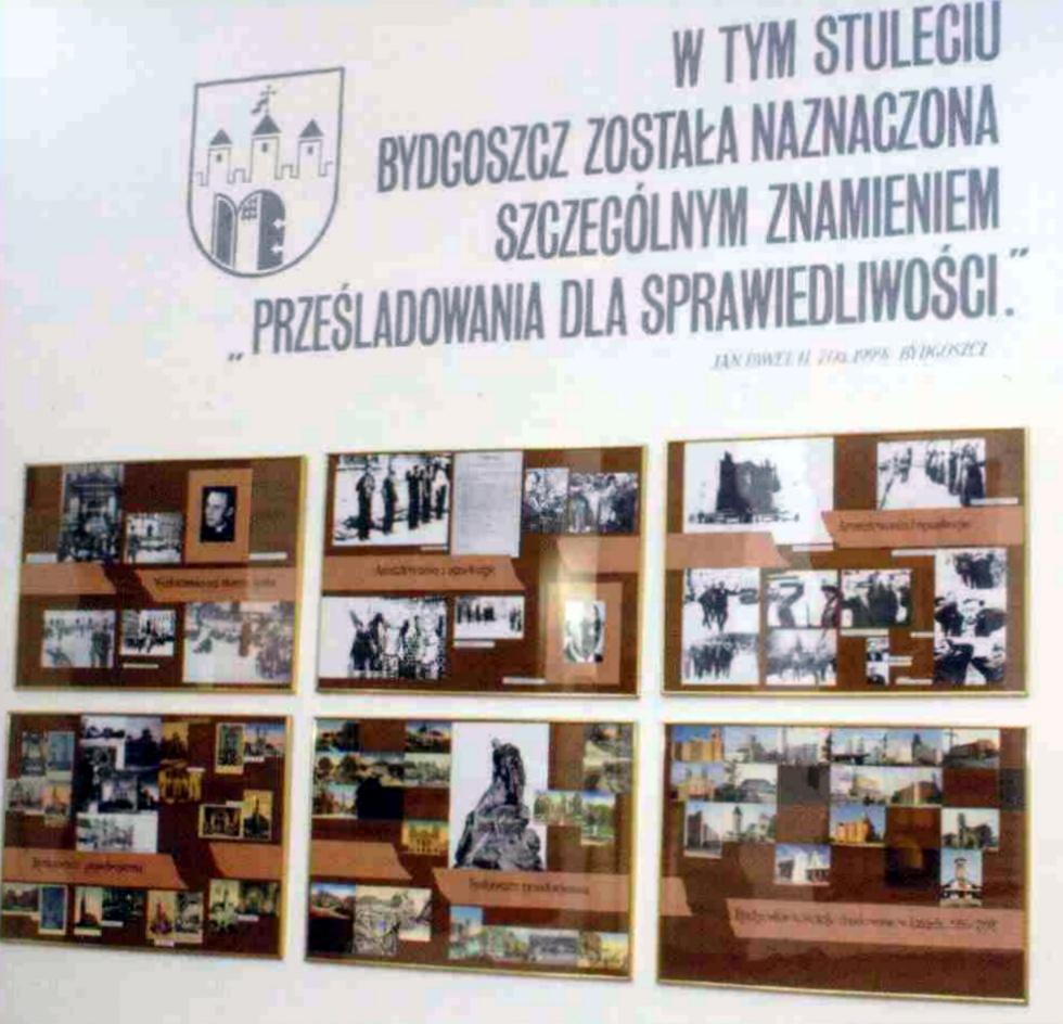 Ogromne rażenie ziedzających robi posadzka, która za dziia tym, że jest yko z suroych nieregularnych kamieni.