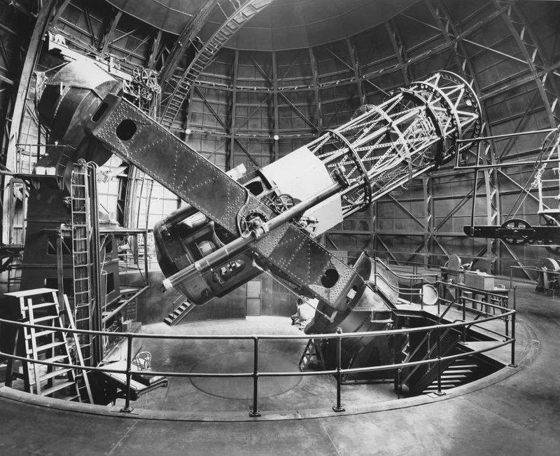 Rysunek 4.2.8. Teleskop Hale a zamontowany w obserwatorium Palomar w USA. Teleskop został oddany do użytku pod koniec 1948r. Jego zwierciadło waży 14,5 tony.