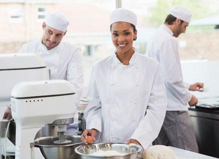 URZĄDZENIA GASTRONOMICZNE WYCISKARKA DO CYTRUSÓW moc: 180 W obudowa z materiału odpornego na rdzę pojemnik na sok ze stali nierdzewnej w zestawie 3 nakładki do wyciskania prędkość: 1500 obr.