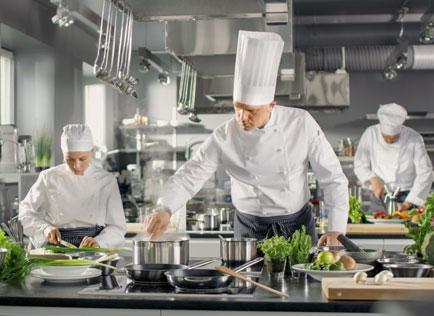 URZĄDZENIA GASTRONOMICZNE MASZYNKA DO MIĘSA moc: 400 W 2 sitka z otworami 4 i 7 mm