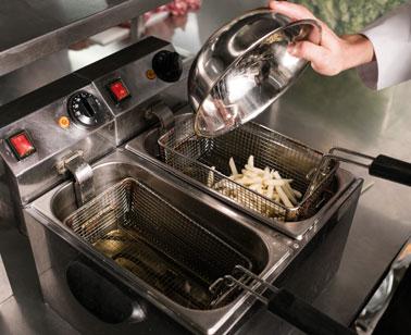 Artykuły przemysłowe dla profesjonalnej gastronomii FRYTOWNICA PETIT moc: 2000 W pojemność: 3 l obudowa i pokrywa ze stali nierdzewnej 1 komora, 1 kosz ochrona przed przegrzaniem wymiary (W x S x G):