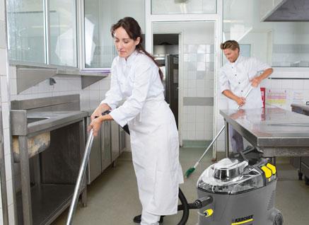 UTRZYMANIE CZYSTOŚCI ODKURZACZ T7/1 CLASSIC moc: 1000 W zbiornik o pojemności 7,5 l solidna konstrukcja cicha praca: 63 db w wyposażeniu 2 m wąż ssący, rury ssące 3 x 35 cm, dysza podłogowa 270 mm