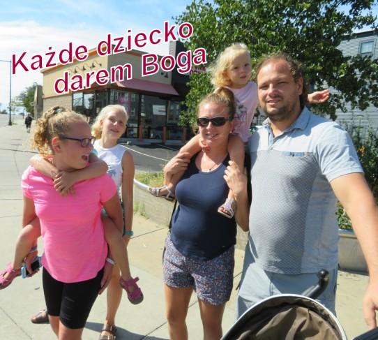 Głównym powodem jest życie w świecie wirtualnym, brak normalnej komunikacji międzyludzkiej, rozluźnienie rodzinnych więzi, materializm, relatywizm i coraz większy brak szacunku do jakichkolwiek norm