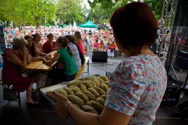 REGIONALNY FESTIWAL POGRANICZA KARTACZEWO W Gołdapi kilkanaście lat temu powstało Światowe Centrum Smakoszy Kartaczy ze swoją sztandarowa imprezą Kartaczewo. Co to jest kartacz?