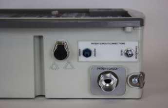 15. Przyłącze alarmu zewnętrznego: Respirator posiada przyłącze alarmu zewnętrznego. Przyłącze wykorzystuje standardową wtyczkę audio 1/4 cala typu jack.