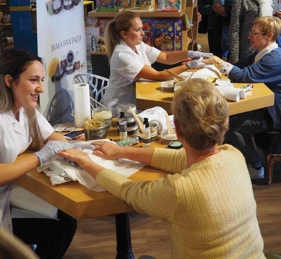 WARSZTATY i MINI SPA Dzięki naszej miodowej linii kosmetycznej, dla grup dorosłych i seniorów realizujących warsztaty pszczelarskie, proponujemy dodatkowo MINI SPA czyli miodowe zabiegi pielęgnacyjne.