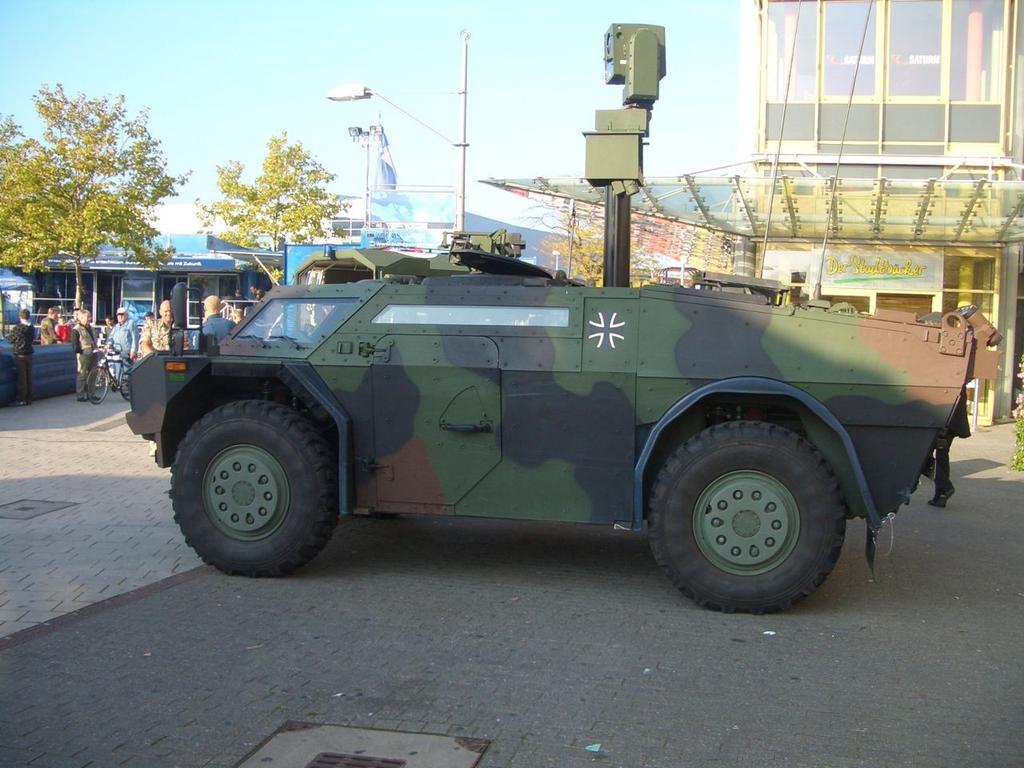 Pojazd rozpoznawczy Fennek 2 z podniesioną głowicą obserwacyjną. Fot. funky1opti/wikipedia.com/cc BY 2.