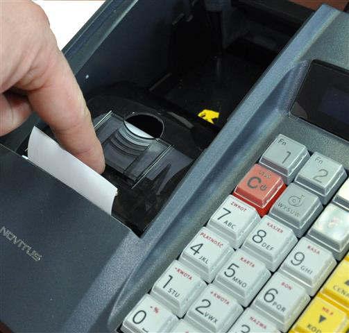 zamknąć pokrywę komory mechanizmów drukujących wyprowadzając taśmę papieru na zewnątrz; skasować komunikat BRAK PAPIERU przyciskiem UWAGA: Podczas wymiany papieru należy zwrócić uwagę na stan