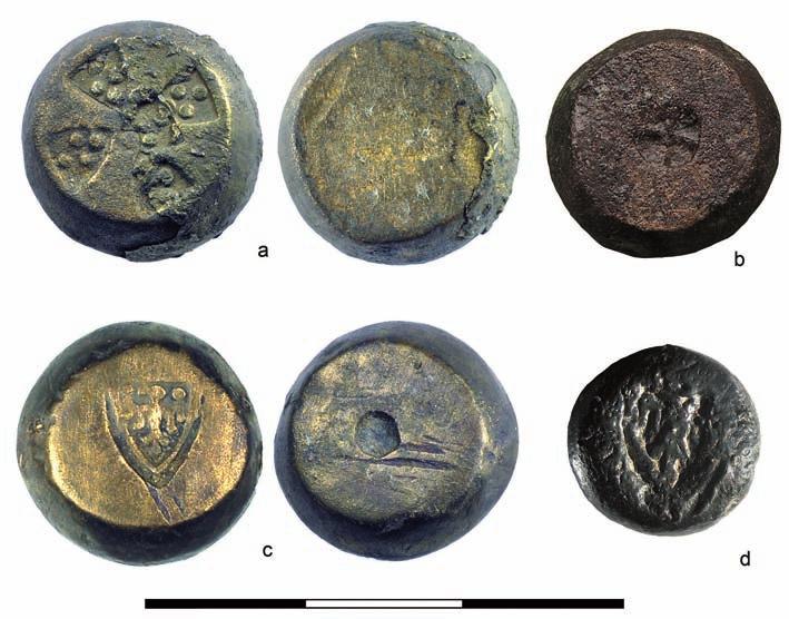Ryc. 399. Wrocław. Odważniki z puncami. Ze zbiorów Instytutu Archeologii Uniwersytetu Wrocławskiego. Fot. (a-c); J. Sawicki; (b); L. Marek; (d); B. Kufel-Diakowska Fig. 399. Wrocław. Punch-marked weights.