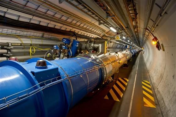 FIZYKA NA LHC Unifikacja oddziaływań elektrosłabych została potwierdzona na eksperymentach na LEPie, ale nie zostało potwierdzone odkrycie bozonu Higgsa.