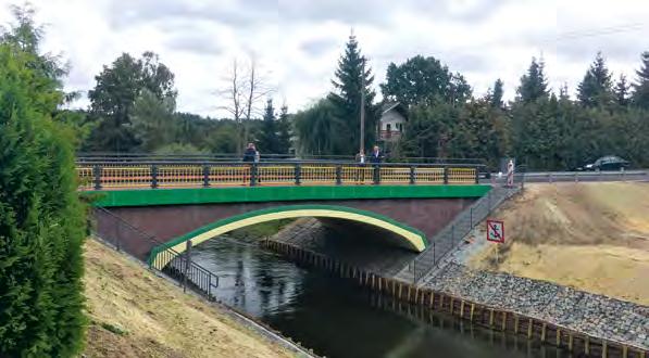Fundament prefabrykowany Kotwienie ściany czołowej Kotwienie skrzydeł w gruncie Zalety systemu CON/SPAN: rozpiętości od 3,96 m do 19,80 m możliwość stosowania dla wszystkich klas obciążeń drogowych i