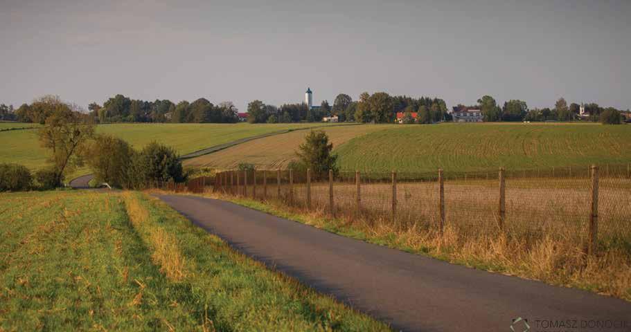 22 23 Wieś Pruchna istnieje od średniowiecza. Pierwsza wzmianka o niej pojawiła się w 1305 r. Wiadomo, że w połowie XIV w. obok starej osady ulokowano nową, którą nazwano Małą Pruchną.