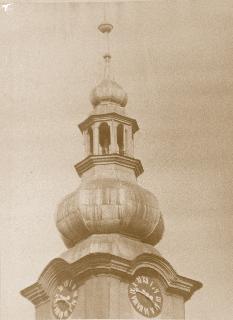 Historia Strumienia zbudowano w bezpiecznym miejscu na rozwidleniu Wisły, Czarnego Strumienia i Knajki pod koniec XIII w. Osada była stanicą rycerską.