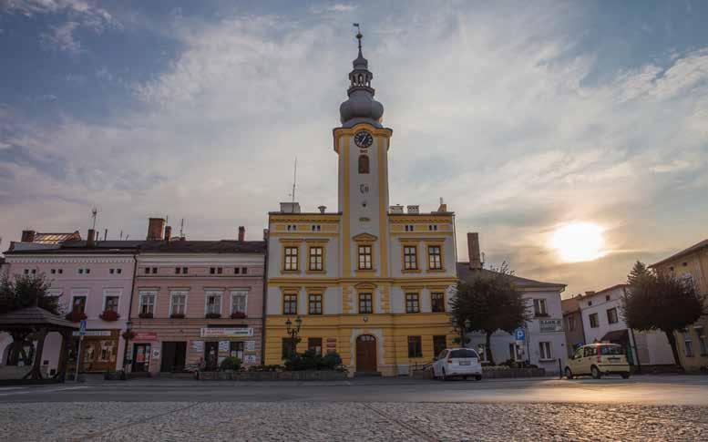 Počas návštevy námestia, venujte pozornosť hlavne jeho východnému priečeliu. Priečelie tvoria meštianske domy, ktoré si napriek výraznej prestavbe v 19. storočí zachovali svoj barokový charakter.