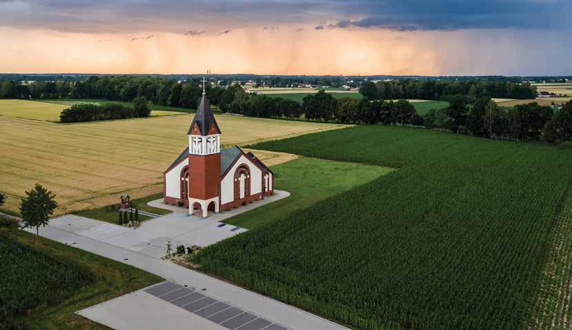 Silného, kniežaťom Albertom, o čom svedčí erb nad vchodom do kostola vyrytý v pieskovci a prezentujúci litovský štátny znak Vytis/Pahoňa (rytier v brnení na koni, ktorý drží vo vytiahnutej ruke meč).