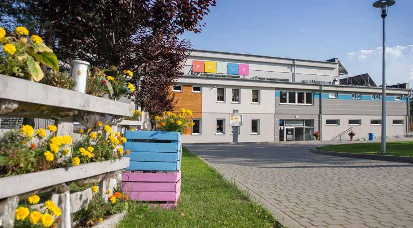 12 13 Miejskie Centrum Kultury i Rekreacji W centrum znajduje się odkryty basen z dwoma zjeżdżalniami, korty tenisowe, ścianki do squasha i plac zabaw dla dzieci.