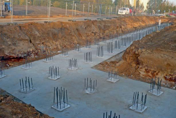 Warszawie w roku 2009. Zamiennie, w miejsce pali wielkośrednicowych, zainstalowano 816 szt. pali o przekroju 400 x 400 mm, o długościach od 11,0 do 14,0 m, wykonanych z betonu klasy C40 50.