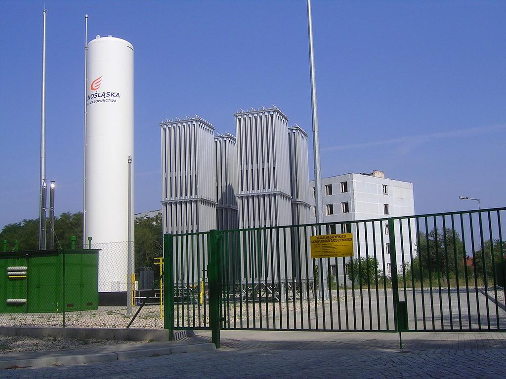 Stacja regazyﬁkacyjna w Świętoszowie; Fot.: commons.wikimedia.