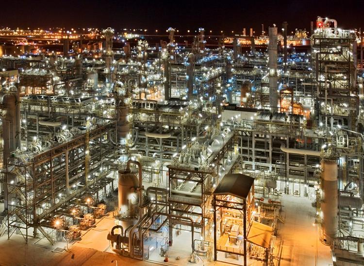 Instalacje Qatargas w Ras Laﬀan; Fot.: commons.wikimedia.org W ten sposób oczyszczony i skroplony surowiec jest magazynowany a następnie wtłaczany do zbiorników metanowca.