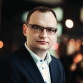 Absolwent Uniwersytetu Ekonomicznego w Poznaniu. Zarządzany przez niego fundusz AXA Selektywny Akcji Polskich został wyróżniony w rankingu Analiz Online w 2017 roku.