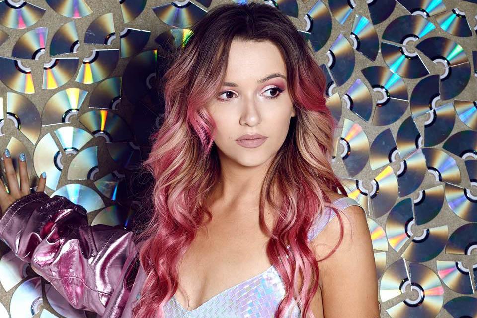 W 2018 roku nakładem wytwórni Uniwersal Music Polska artystka wydała swój drugi album studyjny, zatytułowany Hologram.