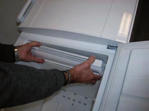 zatrzaskowego h) lift and pull the ventilation grid Fot.