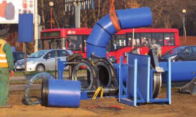 Połącznia rur Przykładowy zstaw do zgrzwania doczołowgo objmuj: urządzni mocując, układ hydrauliczny lub pnumatyczny docisku łączonych lmntów, umożliwiający pomiar ciśninia docisku, urządzni do