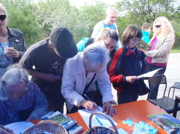 Tak jak na pikniku omawianym wcześniej, prezentowano różne formy edukacji poprzez zabawę: krzyżówki, rebusy, kolorowanki, dopasowywanie plansz do