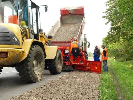 obsiewania poboczy trawą.