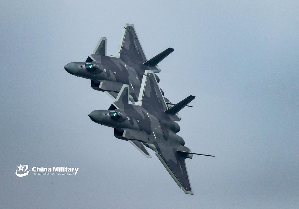 Fot. ChinaMilitary.com Amerykanie poinformowali również, że w ramach operacji szpiegowskiej Chińczycy pozyskali kilka technologii z F-35, które wykorzystano w konstrukcji J-20. M.in. mówi się o technologii powłoki pochłaniającą fale radiolokacyjne oraz elektrooptycznym systemie obserwacji i wskazywania celu.