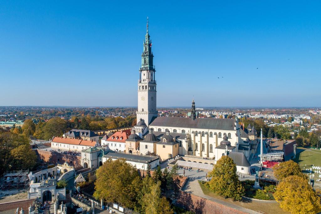 Jasna Góra jest też miejscem o znaczeniu historycznym warto obejść potężne mury obronne otaczające klasztor, które zwycięsko przetrwały