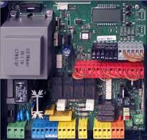 Programowanie odbywa się poprzez wyświetlacz LCD oraz trzy przyciski. Centrala posiada także funkcję furtki. Wymiary obudowy: 5x183x90 mm. NAZWA NA WYŚWIETLACZU FABR. REGUL. CZAS PRACY WORK.T 010.