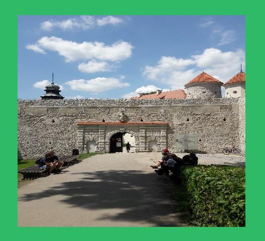 3.11. Zamek Pieskowa Skała Zamek położony jest na terenie wsi Sułoszowa, w granicach jednego z trzech jej sołectw, położony w Dolinie Prądnika nieopodal Krakowa, na terenie Ojcowskiego Parku