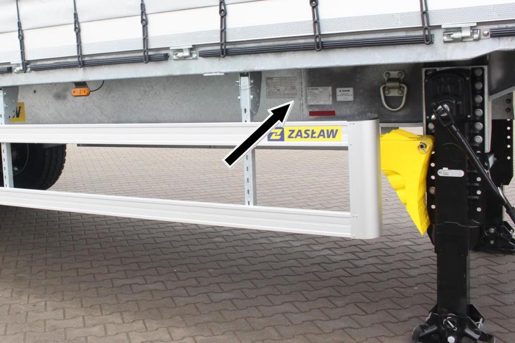 2. OPIS OGÓLNY DANE TECHNICZNE, IDENTYFIKACJA POJAZDU Identyfikację pojazdu zapewniają: numer identyfikacyjny pojazdu VIN, tabliczka znamionowa pojazdu, tabliczka regulatora układu hamulcowego. Fot.